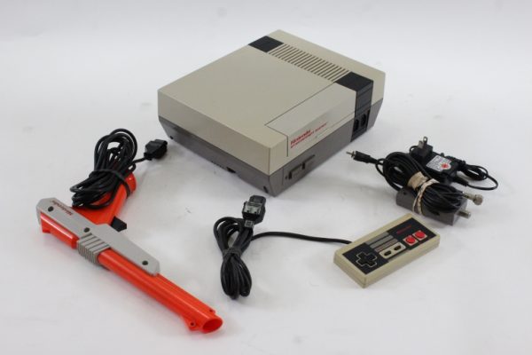 Nintendo NES-001 GRAY Console Bundle - Zapper - Super Mario Bros 